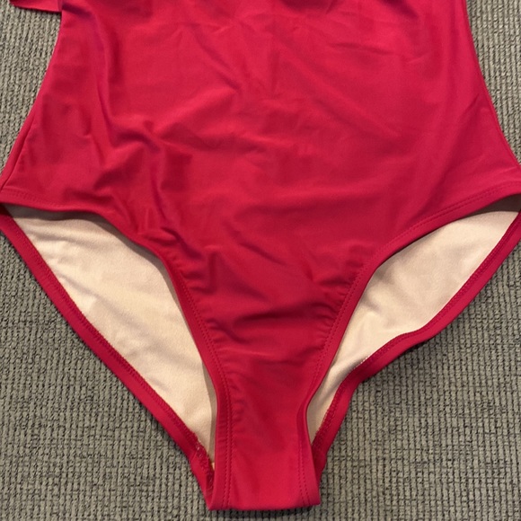 Kona Sol Ruffle one-piece swimsuit with one-shoulder design. Size Medium - Picture 4 of 9
